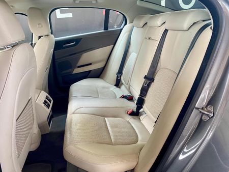 2015-Jaguar-XE-20-Prestige-Auto_9