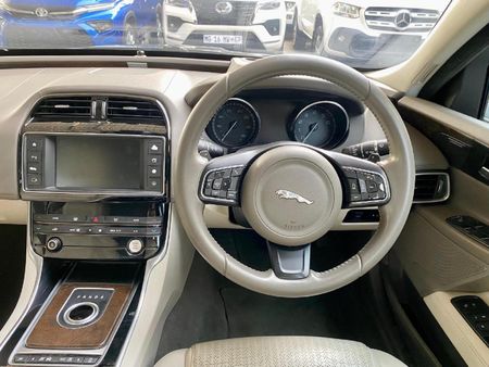 2015-Jaguar-XE-20-Prestige-Auto_10