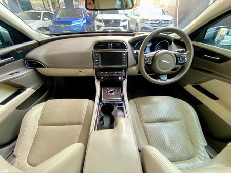 2015-Jaguar-XE-20-Prestige-Auto_11