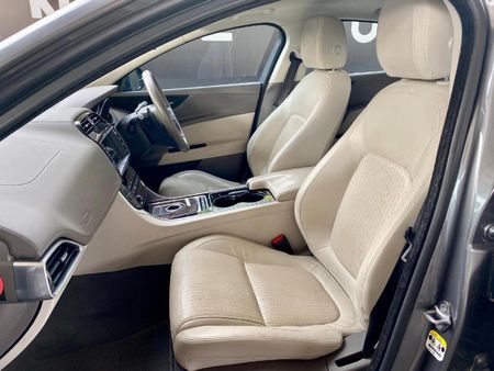 2015-Jaguar-XE-20-Prestige-Auto_8