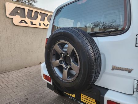 2009-Suzuki-Jimny-13_16