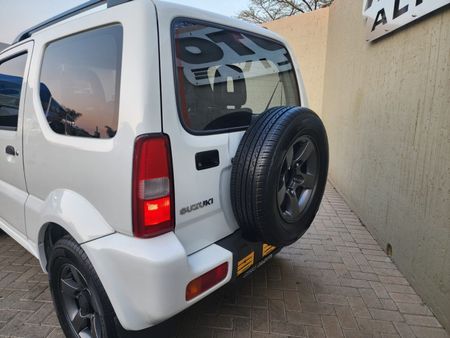 2009-Suzuki-Jimny-13_18