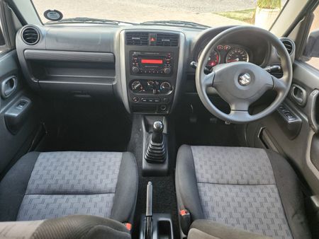 2009-Suzuki-Jimny-13_23