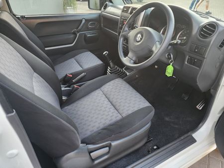 2009-Suzuki-Jimny-13_24