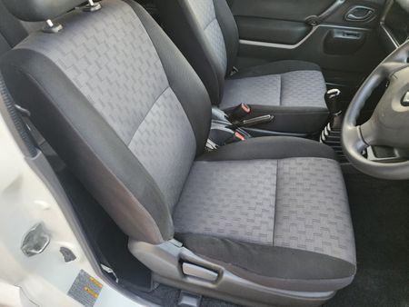 2009-Suzuki-Jimny-13_25