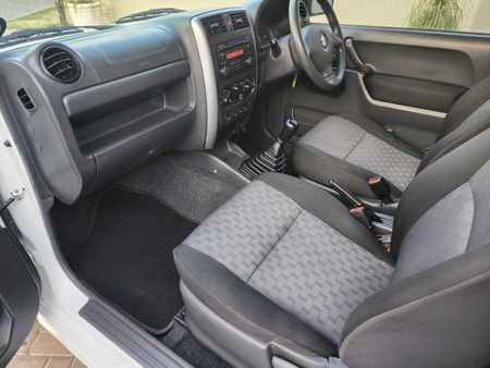2009-Suzuki-Jimny-13_26