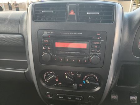 2009-Suzuki-Jimny-13_31