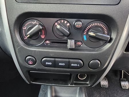 2009-Suzuki-Jimny-13_32