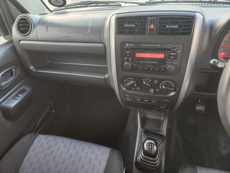 2009-Suzuki-Jimny-13_33