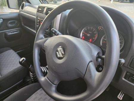 2009-Suzuki-Jimny-13_34