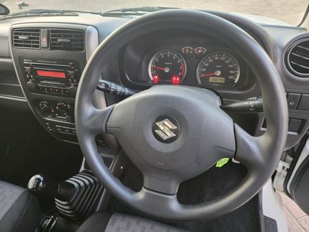 2009-Suzuki-Jimny-13_35