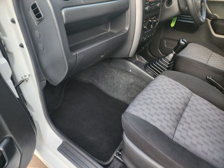 2009-Suzuki-Jimny-13_39