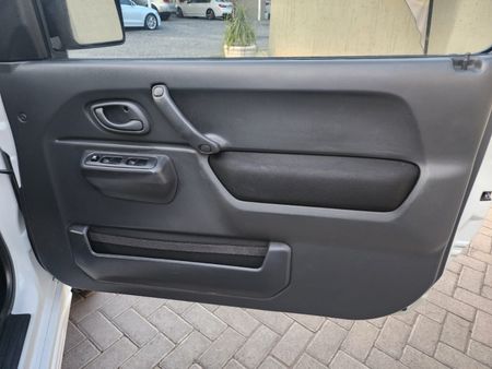 2009-Suzuki-Jimny-13_43