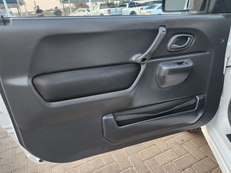 2009-Suzuki-Jimny-13_44