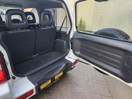 2009-Suzuki-Jimny-13_45