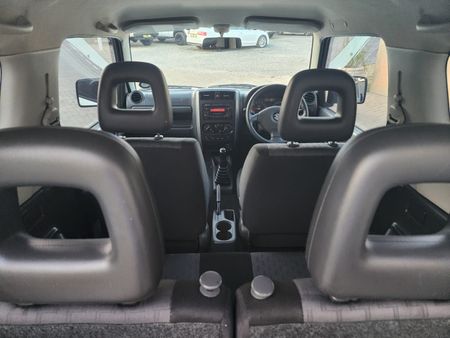 2009-Suzuki-Jimny-13_47