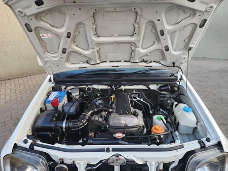 2009-Suzuki-Jimny-13_48