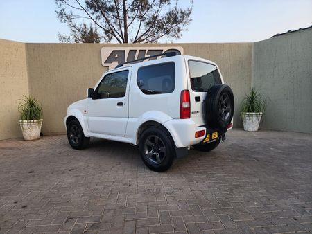 2009-Suzuki-Jimny-13_4