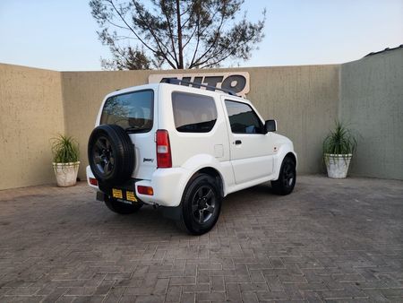 2009-Suzuki-Jimny-13_5