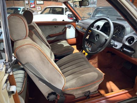 1982-Mercedes-Benz-E-Class-230-CE_3