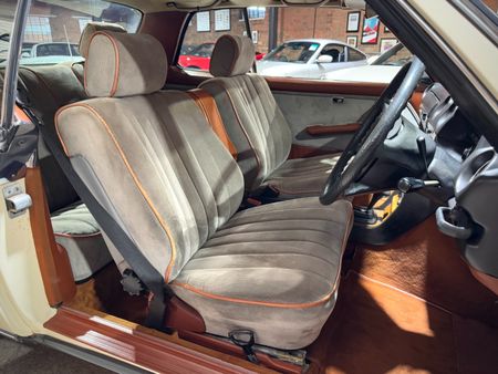 1982-Mercedes-Benz-E-Class-230-CE_4