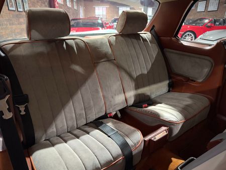 1982-Mercedes-Benz-E-Class-230-CE_7