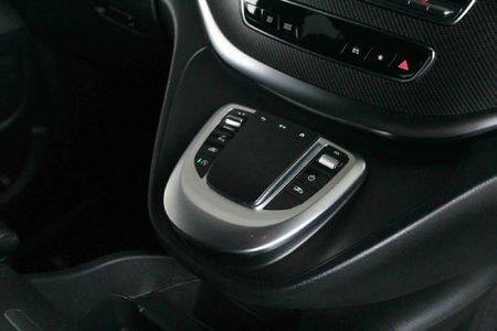 2022-Mercedes-Benz-V-Class-V-300d-Exclusive_9