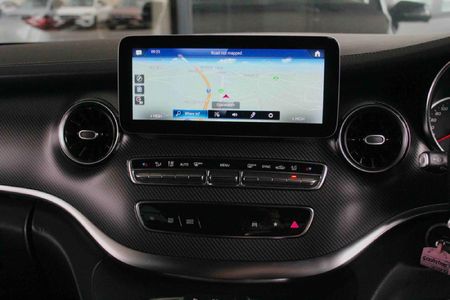 2022-Mercedes-Benz-V-Class-V-300d-Exclusive_10