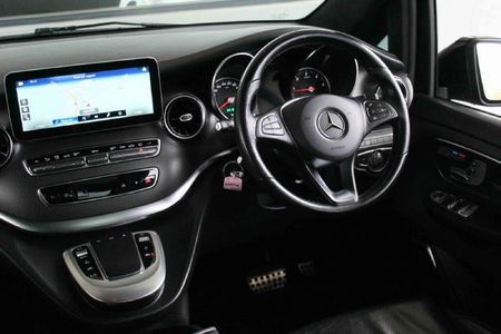 2022-Mercedes-Benz-V-Class-V-300d-Exclusive_13
