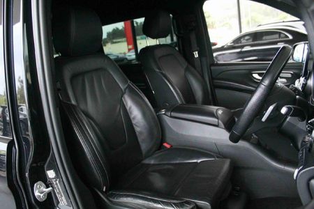 2022-Mercedes-Benz-V-Class-V-300d-Exclusive_18