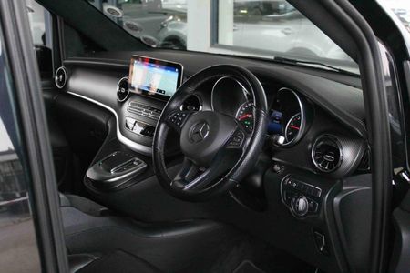 2022-Mercedes-Benz-V-Class-V-300d-Exclusive_20