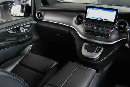 2022-Mercedes-Benz-V-Class-V-300d-Exclusive_8