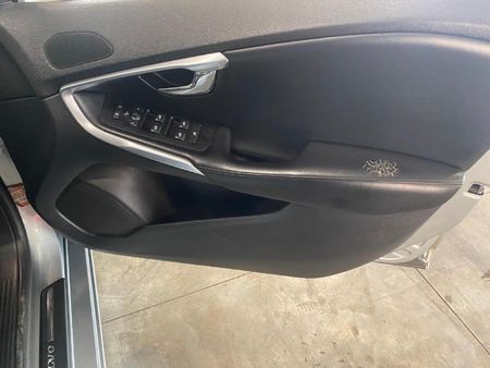 2018-Volvo-V40-T4-R-Design-Auto_14