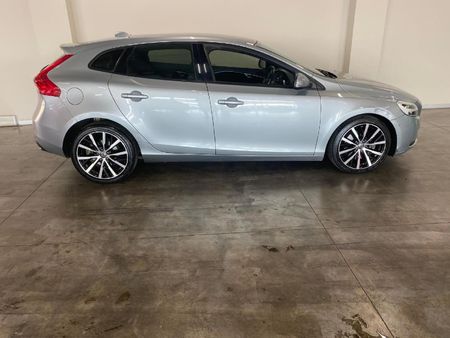 2018-Volvo-V40-T4-R-Design-Auto_18