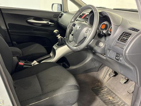2010-Toyota-Auris-16-XS_9