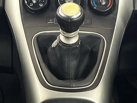 2010-Toyota-Auris-16-XS_10