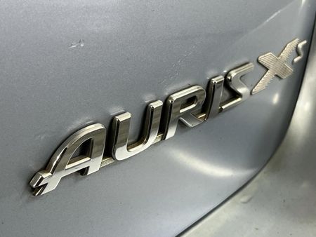 2010-Toyota-Auris-16-XS_11
