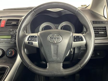 2010-Toyota-Auris-16-XS_12