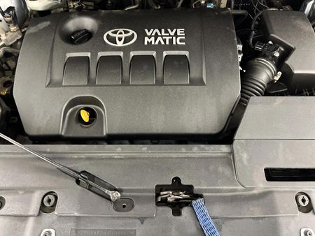 2010-Toyota-Auris-16-XS_13