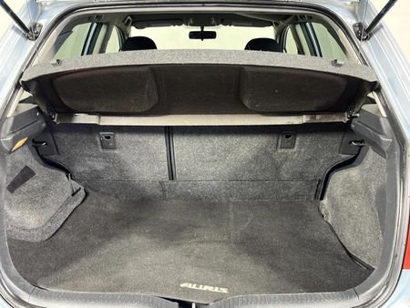 2010-Toyota-Auris-16-XS_14