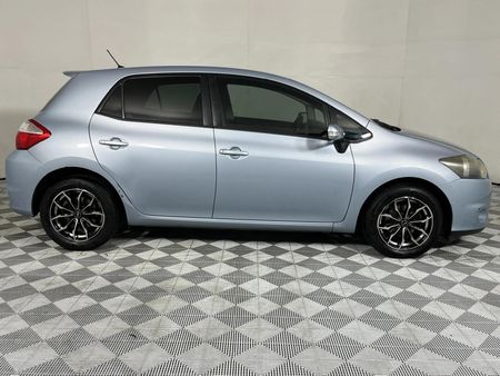 2010-Toyota-Auris-16-XS_17