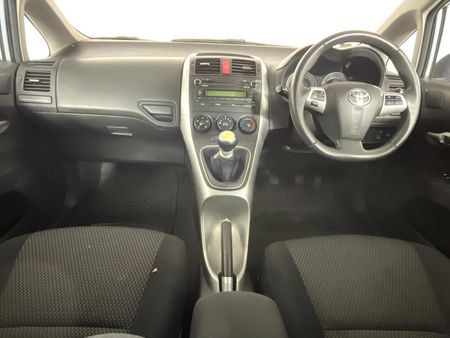 2010-Toyota-Auris-16-XS_1