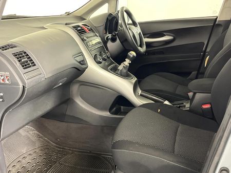 2010-Toyota-Auris-16-XS_8