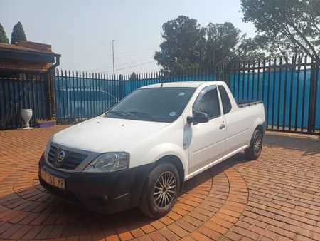 2016-Nissan-NP200-16-SE_3