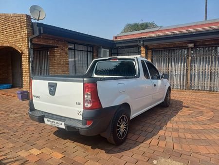 2016-Nissan-NP200-16-SE_4
