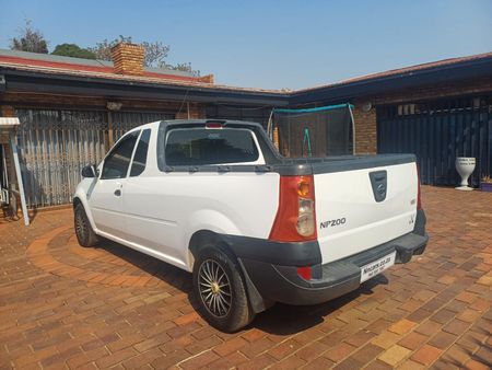 2016-Nissan-NP200-16-SE_5