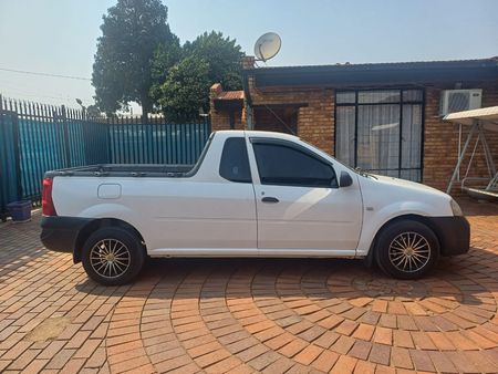 2016-Nissan-NP200-16-SE_6
