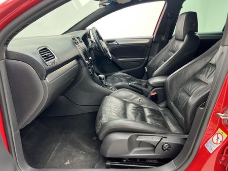 2012-Volkswagen-Golf-VI-20-TSI-R-Auto_6