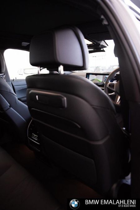 2025-BMW-X6-M60i_9