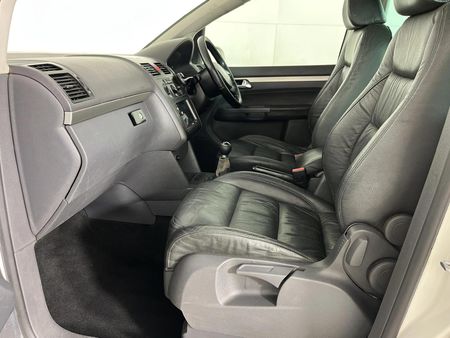 2007-Volkswagen-Touran-20-FSI_8
